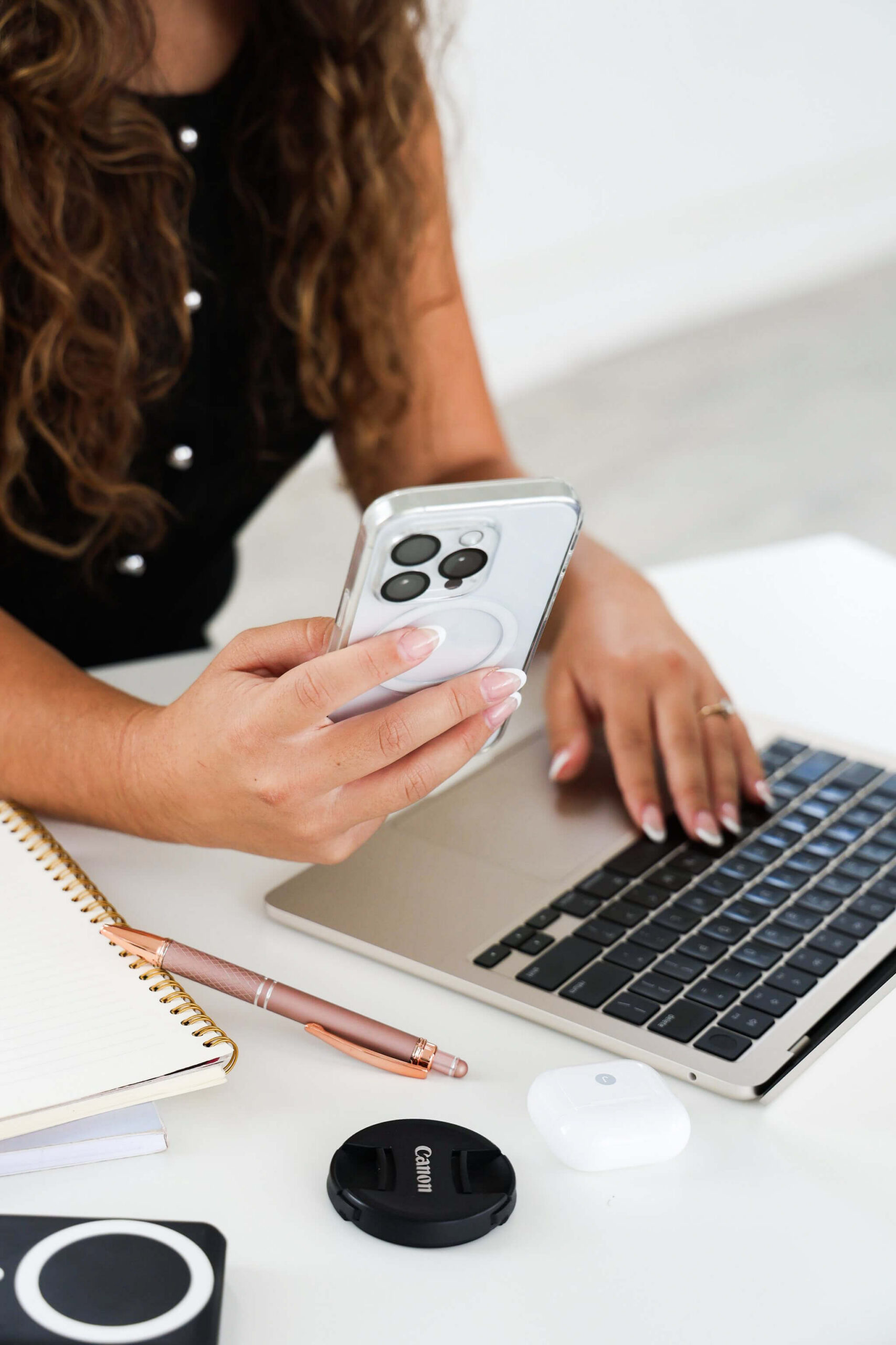 Social media manager helping her client grow their business Instagram